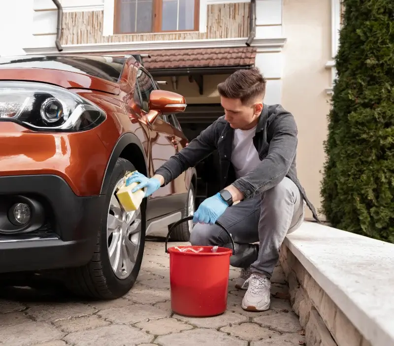Lavage auto à domicile Segré-en-Anjou Bleu : professionnel intervenant sur un véhicule